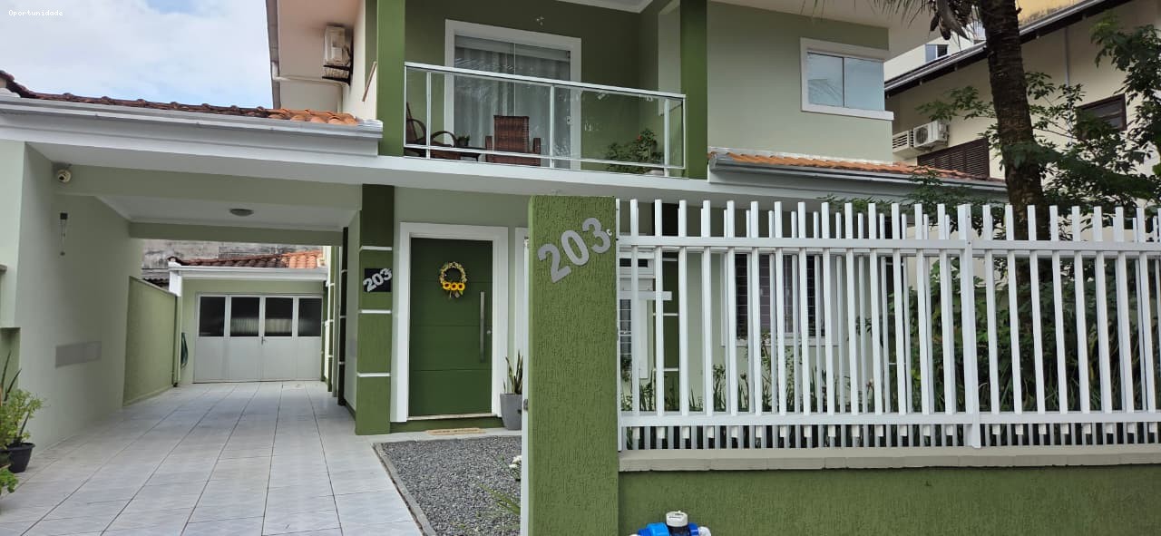 Casa com 3 Dormitórios à venda, 250 m² por R$ 1.350.000,00 Casa com 3 Dormitórios à venda, 250 m² por R$ 1.350.000,00